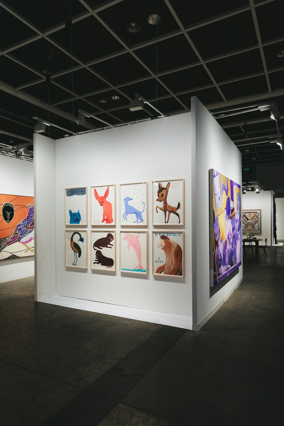 Illustrations d'animaux et art abstrait violet exposés dans une galerie.